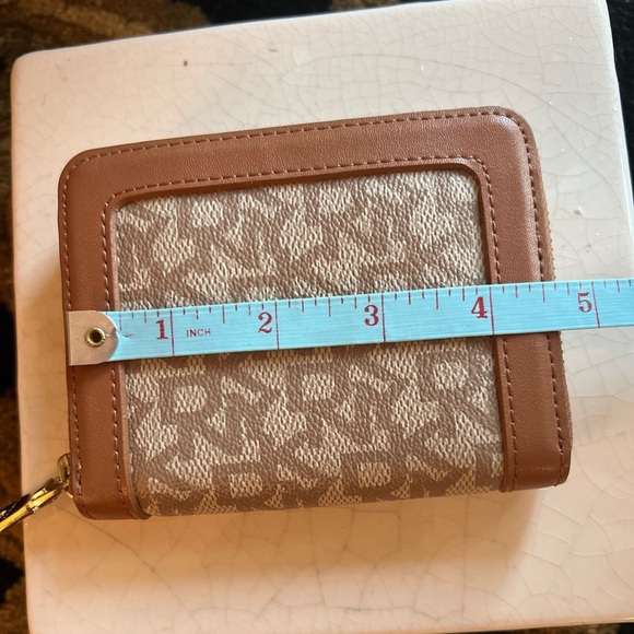 DKNY Women’s Monogram Zip Around Wallet 6 Place Credit Card Zip Coin Holder NEW - Picture 12 of 16